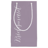 Mauve gestileerde script bruidsmeisje bij de bruil klein cadeauzakje (Voorkant)