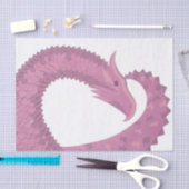 Mauve hartdraak op wit tissuepapier (Craft)