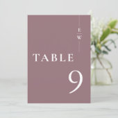 Mauve Minimalistische Moderne Monogram Tafelnummer (Staand voorkant)