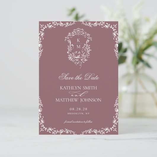 Mauve Monogram Bloemen  Crest Bruiloft Save The Date (Staand voorkant)