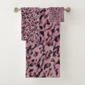Mauve pink and Charcoal Camo abstract Bad Handdoek (Insitu)