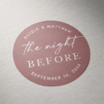 Mauve repetitie diner | Herfsthuwelijksnacht voor Ronde Sticker<br><div class="desc">Voeg een warm, romantisch tintje toe aan uw repetitiediner met deze magere ronde sticker met de zin "The Night Before". De zachte achtergrond maakt het perfect voor herfstbruiloften, vooral in combinatie met rijke seizoensgebonden tinten zoals roest, terracotta of salie. Of je nu een boho, rustiek of modern herfstfeest plant, deze...</div>