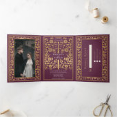 Mauve Royal Medieval Sword Wedding Drieluik Uitnodiging (Binnen)
