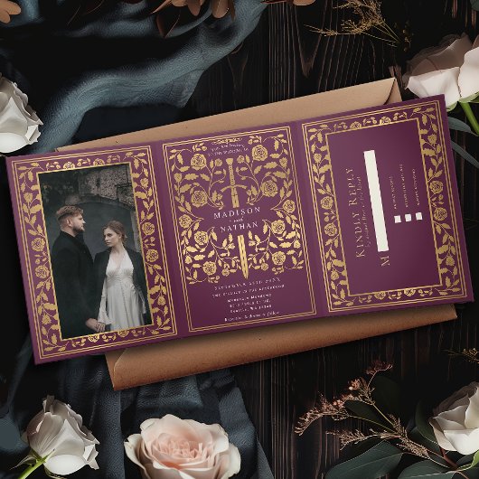 Mauve Royal Medieval Sword Wedding Drieluik Uitnodiging