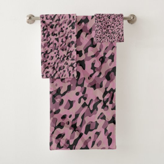 Mauve roze en houtskool Camo abstract Bad Handdoek (Insitu)