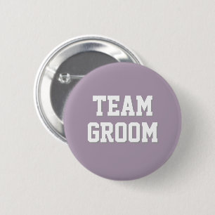 Mauve sportieve letters Team Groom Ronde Button 5,7 Cm