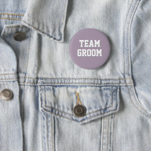 Mauve sportieve letters Team Groom Ronde Button 5,7 Cm