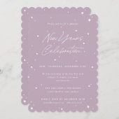 Mauve+White Script Scattered Stars Nieuwjaar Party Kaart (Voorkant / Achterkant)