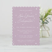 Mauve+White Script Scattered Stars Nieuwjaar Party Kaart (Staand voorkant)