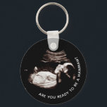 MawMaw Sonogram Zwangerschap Aankondiging Sleutelhanger<br><div class="desc">Zwangerschap Baby Sonogram Ultrasound Foto New Mam sleutelhanger Kan volledig worden aangepast aan uw behoeften. © Gorjo Design. Gemaakt voor je via het Zazzle platform. // Nota: de foto die wordt gebruikt is een placeholder slechts afbeelding. U zult met uw eigen foto moeten vervangen alvorens opdracht te geven tot/druk uit....</div>