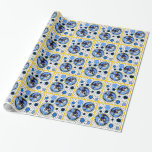 Maxfield Parrish-y Hanukkah Elf Cadeaupapier<br><div class="desc">Cheery Hanukkah cadeauverpakking heeft tegels zwart op witte stippen versierd met dreidels, korenbloem blauwe bollen en medaillons met Leslie Sigal Javorek's grillige variatie van een pre-WOI tijdperk Maxfield Parrish elfish Lamplighter personage w / polka dot leggings, kobaltblauwe pancho, een volledig verlichte menora op zijn schoen, de groet, "Happy Hanukkah" en...</div>