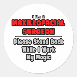 Maxillofaciale chirurg... werk mijn magie ronde sticker