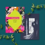 Maximalistisch gemarmerde bloemen moderne bruiloft bedankkaart<br><div class="desc">Neon geel 6 zijdige geometrische vorm over roze sinaasappel en perzik modern bloemig met donker gemarbreerd ontwerp. "Thank You" is neon geel op hete roze streep. Personaliseer met je eigen foto aan de andere kant.</div>