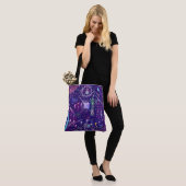 Maximalistische Abstract op Paars Tote Bag (Op model)