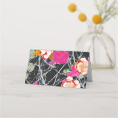 Maximalistische moderne gemarmerde bloemenbruiloft plaatskaartje (Achterkant)