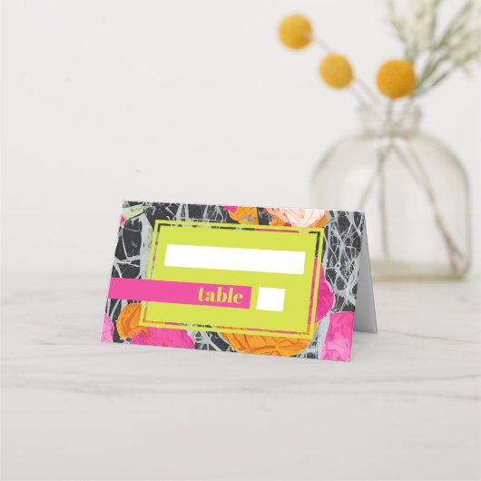 Maximalistische moderne gemarmerde bloemenbruiloft plaatskaartje (Voorkant)