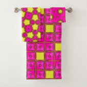 Maximalistische roze limonade geometrische handdoe bad handdoek (Insitu)
