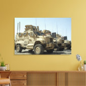 MaxxPro-mijnbestendig motorvoertuig tegen hinderla Canvas Afdruk (Insitu (Woonkamer))