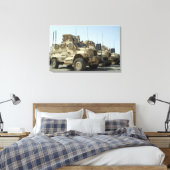 MaxxPro-mijnbestendig motorvoertuig tegen hinderla Canvas Afdruk (Insitu (Slaapkamer))