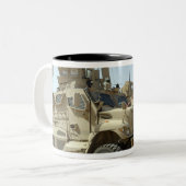 MaxxPro-mijnbestendig motorvoertuig tegen hinderla Tweekleurige Koffiemok (Voorkant links)