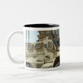 MaxxPro-mijnbestendig motorvoertuig tegen hinderla Tweekleurige Koffiemok (Links)