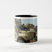 MaxxPro-mijnbestendig motorvoertuig tegen hinderla Tweekleurige Koffiemok (Center)