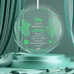 May Hawthorn Lelie van de Vallei Verjaardag Keepsa Glas Ornament<br><div class="desc">May heeft eigenlijk twee bloemen en twee edelstenen ter ere van verjaardagen voor deze maand: bloemen - meidoorn en lelie van de vallei; edelstenen - smaragd en agaat. Dit ontwerp is voorzien van beide. Dit ontwerp is voorzien van alle details in smaragdgroen en agaat op een witte achtergrond. We hebben...</div>