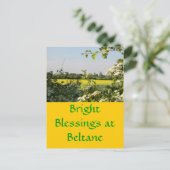 May Tree en Field op Beltane Briefkaart (Staand voorkant)