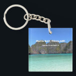 Maya Bay Thailand GPS Sleutelhanger<br><div class="desc">Maya Bay Thailand GPS Keychainis is een iconische scène uit Maya Bay, zoals die vanaf een boot wordt gezien. Maya Bay is een van de mooiste en exclusieve stranden ter wereld in Thailand! Als je ooit in het gebied bent, bezoek dan heel vroeg in de ochtend om de toerist te...</div>
