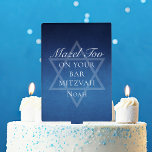 Mazel Tov Bar Mitzvah Blauwe Ster van David Custom Cake Topper<br><div class="desc">Mooie diepe tinten donkerblauw creëer een textuur als water op deze formele Bar of Bat Mitzvah party cake topper. Elegant wit script met Mazel Tov over de naam van je dochter of zoon op de subtiele Star of David om hun Joodse volwassenheid te vieren.</div>