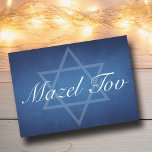 Mazel Tov Blue Star van David Bar Mitzvah Kaart<br><div class="desc">Mooie diepe tinten donkerblauw creëer een textuur als water op deze formele Mazel Tov kaart voor een Bar of Bat Mitzvah of ander joods evenement. Elegant wit minimalistisch script onder de subtiele Star of David.</div>