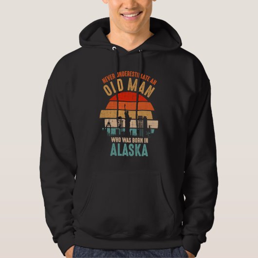 mb Never Underestimate An Old Man Born In Alaska Hoodie (Voorkant)