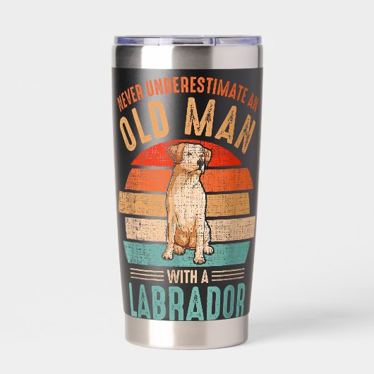 mb Never Underestimate An Old Man With A Labrador Geïsoleerde Drinkbeker (Voorkant)