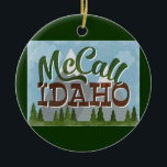McCall Idaho Fun Retro Snowy Mountains Keramisch Ornament<br><div class="desc">McCall Idaho neo vintage-reisontwerp in een leuke retro-cartoon stijl met sneeuwbeklimde bergen,  bos en bomen eronder,  blauwe hemel en coole retro-scripttekst.</div>