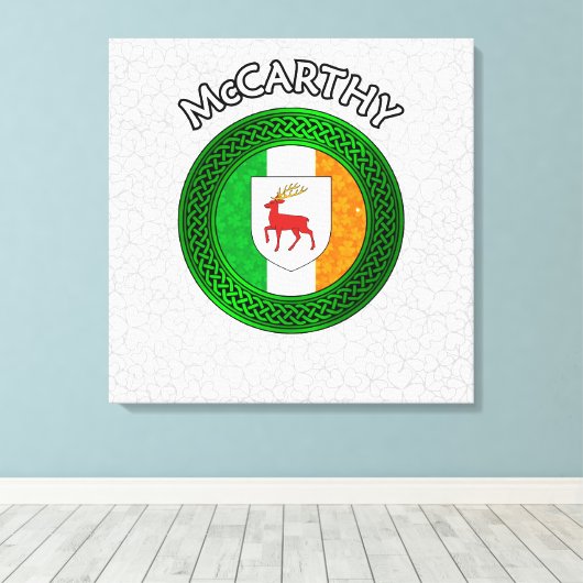 McCarthy Crest & Celtic Knot op Shamrock Canvas Pr (Insitu (Houten vloer))