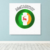 McCarthy Crest & Celtic Knot op Shamrock Canvas Pr Afdruk (Insitu (Houten vloer))