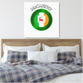 McCarthy Crest & Celtic Knot op Shamrock Canvas Pr Afdruk (Insitu (Slaapkamer))