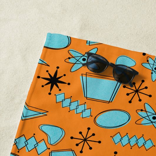 MCM Atomic Shapes Turquoise op Sinaasappel Strandlaken (In situ)