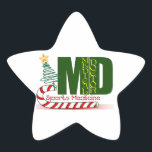MD SPORTGENEESMIDDELEN CHRISTMAS MEDISCHE ARTS STER STICKER<br><div class="desc">MD-MEDISCHE ARTS - MEDISCHE ARTS - KANDIDAYANEN EN CHRISTMAS TREE Sportgeneesmiddelen zijn een tak van de geneeskunde die zich bezighoudt met lichamelijke geschiktheid,  behandeling en preventie van letsel in verband met sport en lichaamsbeweging.</div>