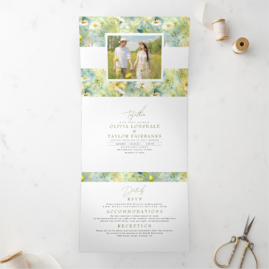 Meadow Wildflower Summer Boho Wedding Photo Drieluik Uitnodiging (Binnen)