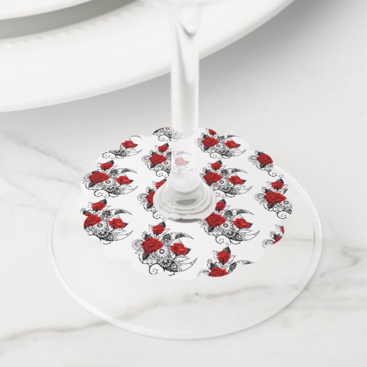 Mechanische haling met rode rozen wijnglaslabel (Dichtbij)