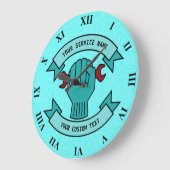 Mechanische technicus repareren met rode moersleut grote klok (Hoek)