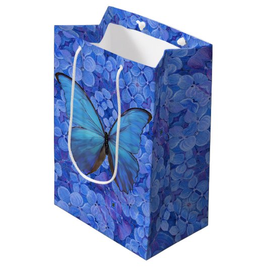 Med Gift Bag Blauw Morpho op Hydrangea Medium Cadeauzakje (Voorkant Gekanteld)