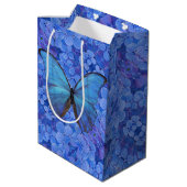 Med Gift Bag Blauw Morpho op Hydrangea Medium Cadeauzakje (Achterkant Gekanteld)