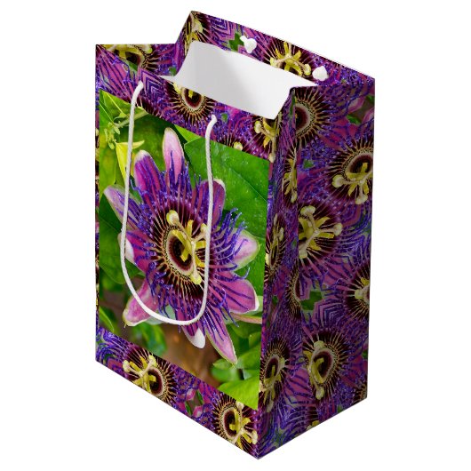 Med Gift Bag Passionvine Bloem Medium Cadeauzakje (Voorkant Gekanteld)