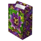 Med Gift Bag Passionvine Bloem Medium Cadeauzakje (Achterkant Gekanteld)