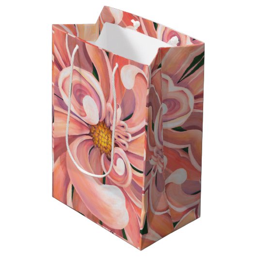 Med Gift Bag Peachy Dahlia Medium Cadeauzakje (Voorkant Gekanteld)