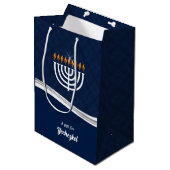 MED Modern Blue en White Hanukkah Custom Name Medium Cadeauzakje (Voorkant Gekanteld)