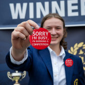 Mededingingsverslaafde die deelneemt aan competiti ronde button 5,7 cm