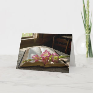 Medelevenzame Roze Gladiolus op een Geopende Bijbe Kaart